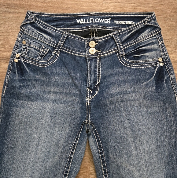 WallFlowerJuniors' WallFlower Insta Stretch Luscious Curvy Bootcut Jeans - Picture 3 of 10